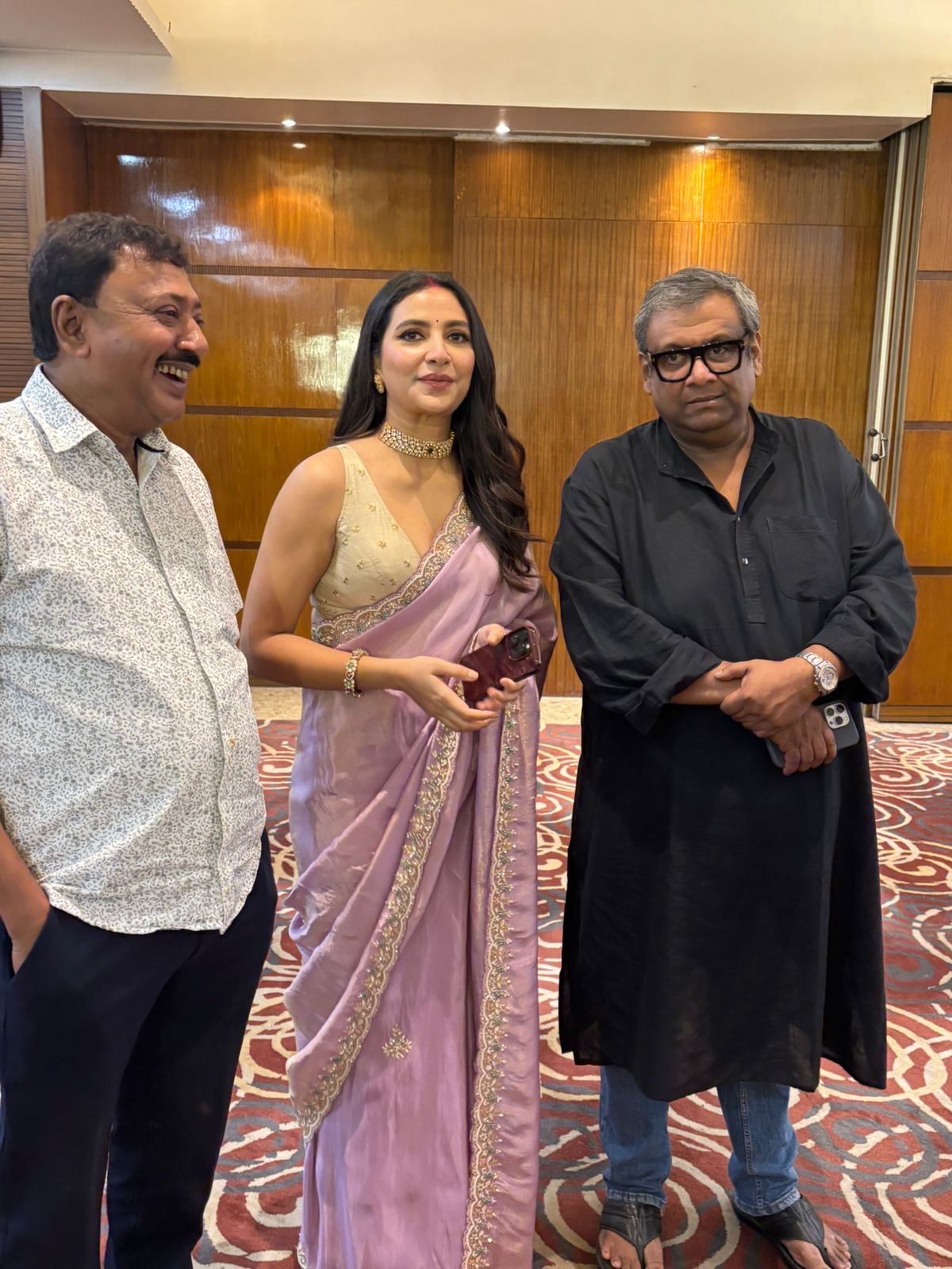 চমকপ্রদ প্রথম লুক: ছবিতে শুভশ্রীর লুক দেখে চমকে গিয়েছেন দর্শক। হাতে রক্তাক্ত ছুরি, মুখে রক্তের ছোপ, অথচ চোখ ভিজে জলভরা— যেন বিপরীত অনুভূতির এক মিলন!
